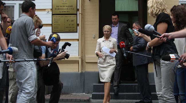 Судді маніпулюють, як наперстками, слуханнями справ Тимошенко 