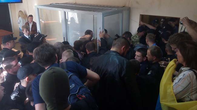 У Солом’янському суді обвинувачуваних Заверуху, Романюка й Кошелюка побили прямо в клітці