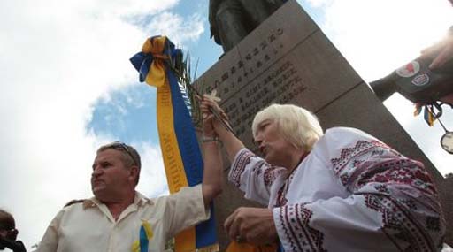 Европейский суд рассмотрит дело украинки, которая порезала ленту на венке Януковича