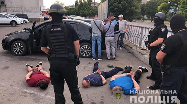 ​У Кропивницькому учасники злочинного угруповання вимагали гроші і авто. Їх затримали