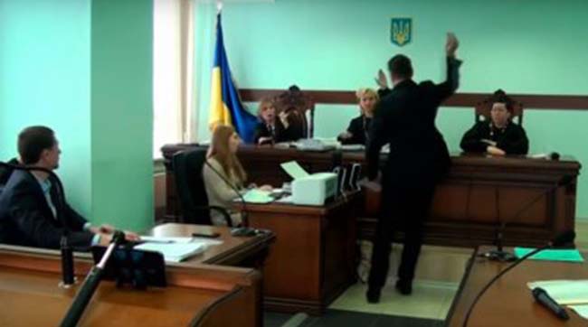 ​В Апеляційному суді міста Києва учасник справи напав на суддю під час судового засідання