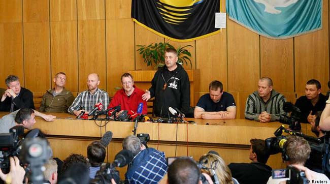 Сепаратисты в Славянске показали захваченных инспекторов ОБСЕ