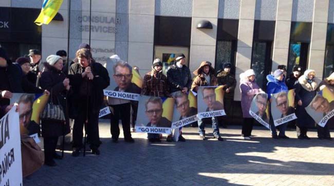Клоуны уехали, а цирк остался – в Киеве возле посольства США провели антиамериканский митинг