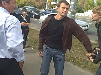 Директор київського дельфінарію публічно побив учасників мирної акції