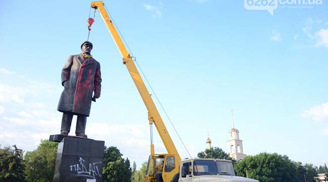 В Славянске культурненько сняли Ленина, чтобы продать