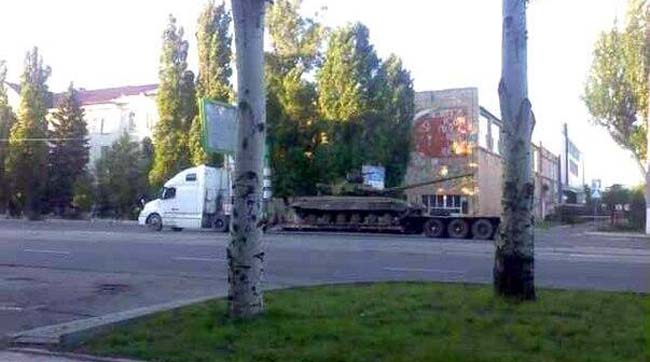 Российские танки завозят в Луганск прямо на платформах тягачами…
