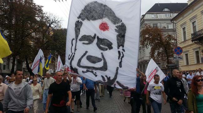 Під СБУ розгорнули банер з «простреленим» Януковичем (ФОТО, ВІДЕО)