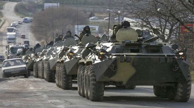 По трассе Ростов-Мариуполь в сторону Украины идут колонны танков и БТРов