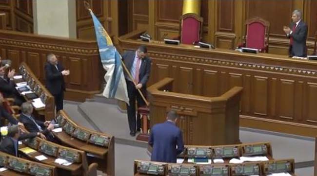Кличко встановив в сесійній залі Верховної Ради перший прапор Військово-морських сил України