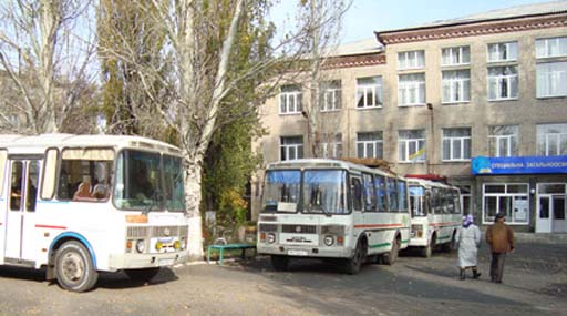 В Донецьку до виборчих дільниць підвозять організовані групи людей