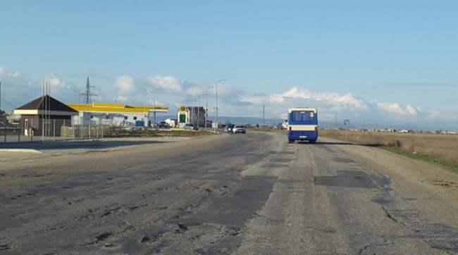Идет третий год оккупации, а Россия даже не в состоянии полностью отремонтировать главную дорогу Крыма. Фоторепортаж