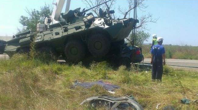 В Крыму два мирных жителя погибли от столкновения с БТРом оккупантов