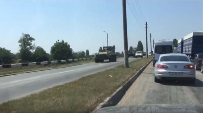 В сети появились новые видео передвижения военной техники оккупантов в Крыму