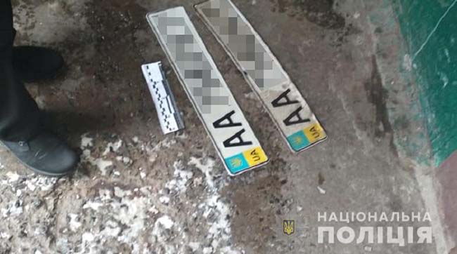​У Києві затримали крадія автомобільних знаків, який вже осуджувався за аналогічні злочини