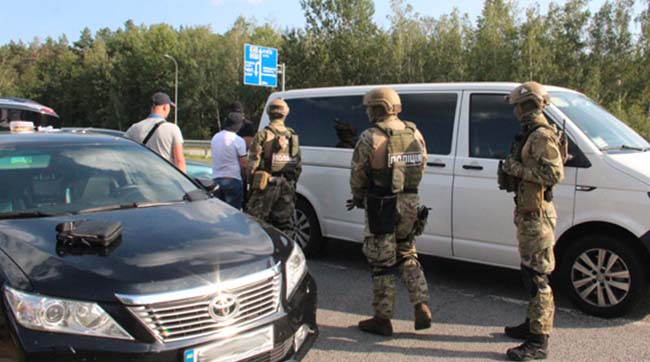 ​На Житомирщині затримали кримінального авторитета, в машині якого знайшли з гранату, наркотики та каміння бурштину