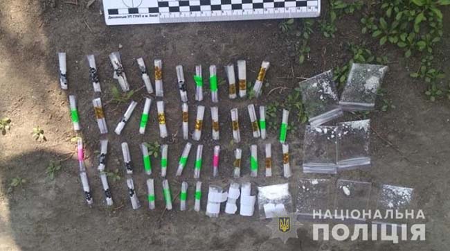 ​У Києві наркоділок при появі поліції викинув розфасовані наркотики з вікна