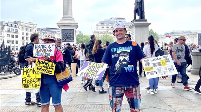 ​Жителі Лондона незадоволені карантином і обов'язковою вакцинацією - у центрі британської столиці пройшла акція протесту