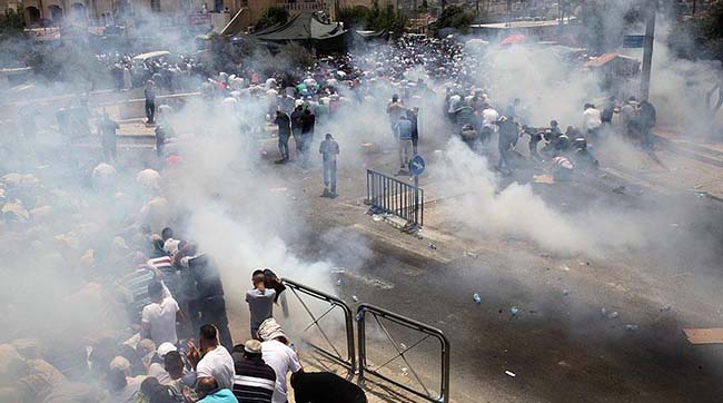​В Ізраїлі палестинці протестували проти встановлення металодетекторів біля воріт мечеті Аль-Акса