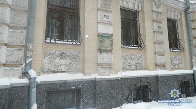 ​За фактом крадіжки у Києві меморіальної дошки Лесі Українки розпочато кримінальне провадження