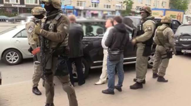 ​​У Києві затримали групу злочинців, які вимагали у підприємця більше мільйона доларів