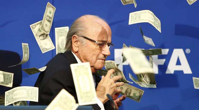 В президента ФИФА на пресс-конференции бросили пачкой долларовых купюр