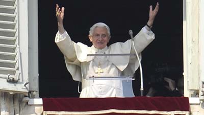 Из окна своего кабинета Бенедикт XVI попросил у Богоматери духовной поддержки