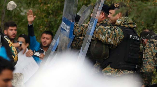 В Македонии против беженцев из Греции применили газ