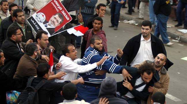 Возле президентского дворца в Каире сторонники Мурси снесли палатки протестующих