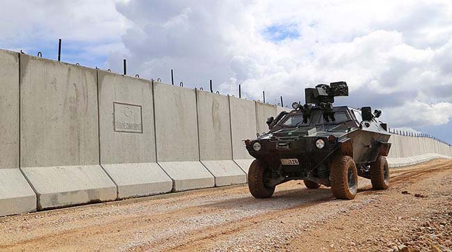 На турецько-сирійському кордоні побудували «стіну Яценюка»