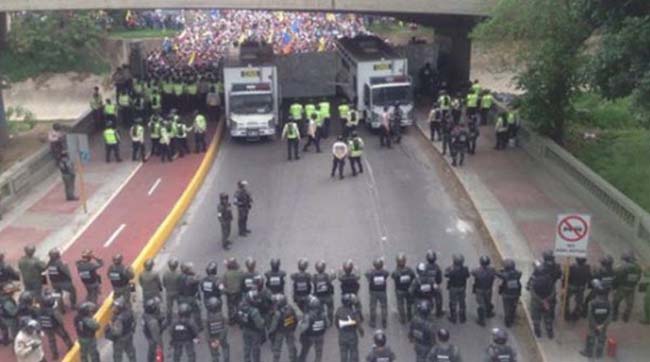 Апокалипсис в Венесуэле: бесчисленное количество раненых, пятитысячная толпа штурмует супермаркет в поисках еды