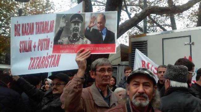 Турция встретила Путина протестом: Adolf Putin, вон из Крыма!
