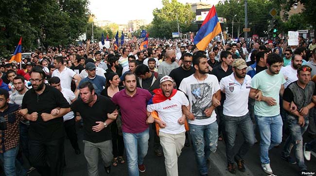 Среди задержанных после разгона демонстрации в Ереване есть журналисты