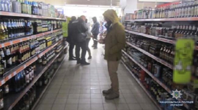 Столичні оперативники затримали киянина за напад на іноземця в супермаркеті