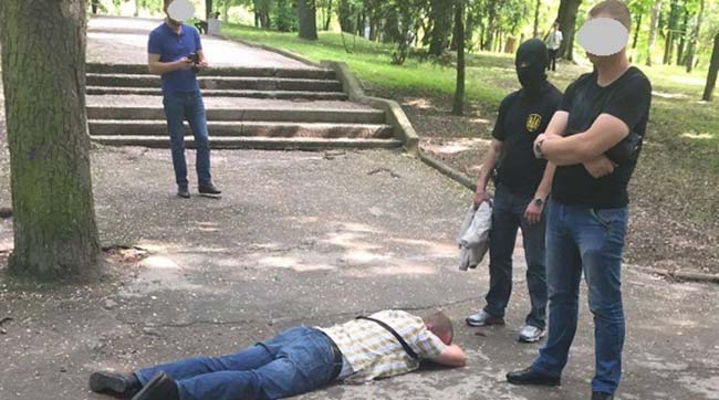 ​На одержанні хабаря затримано двох оперативників поліції Рівненщини