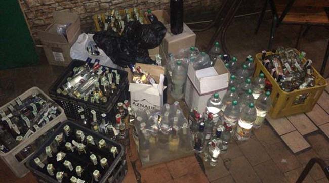 ​На Подолі поліція припинила незаконну діяльність пунктів продажу алкоголю сумнівної якості