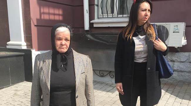 ​Мати Ірини Ноздровської стала на коліна перед прокуратурою