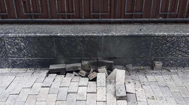 ​Біля посольства рф у Києві стався вибух. Причиною вибуху у поліції назвали розрив високовольтного кабелю