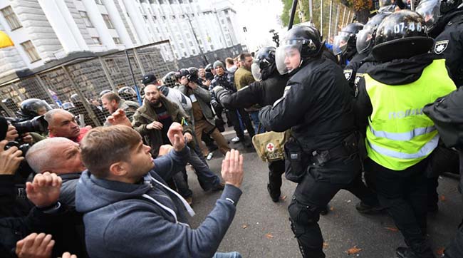 ​Західні оглядачі порадили Порошенку обережніше ставитися до протестів у Києві