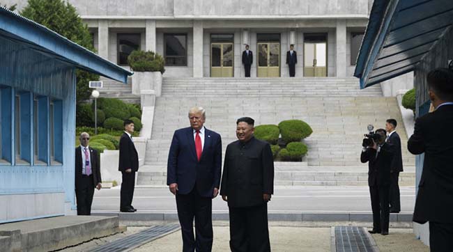 Дональд ​Трамп став першим президентом США, який перетнув лінію розмежування між двома Кореями