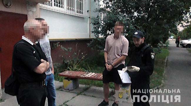 ​У Києві спецпризначенці затримали 18-річного хлопака за пограбування пенсіонерки