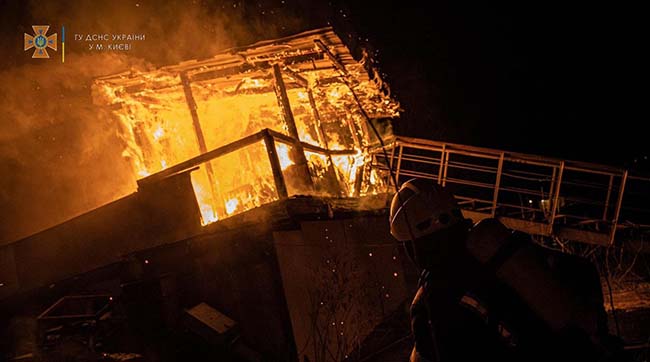 ​Столичні рятувальники ліквідували пожежу в недіючому дебаркадері на Оболоні