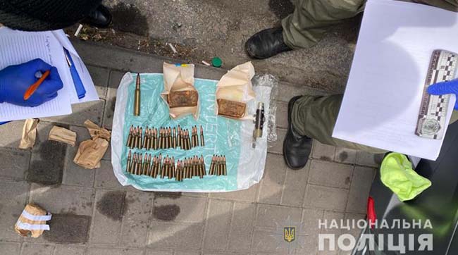 ​Київські правоохоронці викрили канал збуту зброї та засобів ураження із зони проведення ООС
