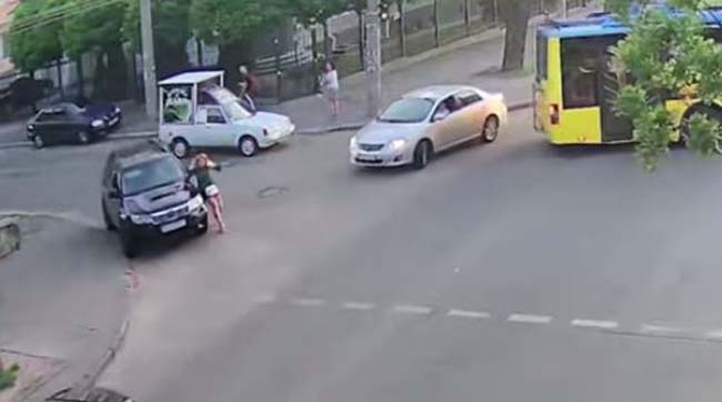 ​У Києві п’яна водійка вчинила ДТП, а потім наїхала на пішохода