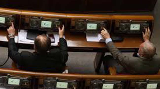 ​Президент Володимир Зеленський внесе до ВР законопроект про покарання нардепів за «кнопкодавство» та прогули