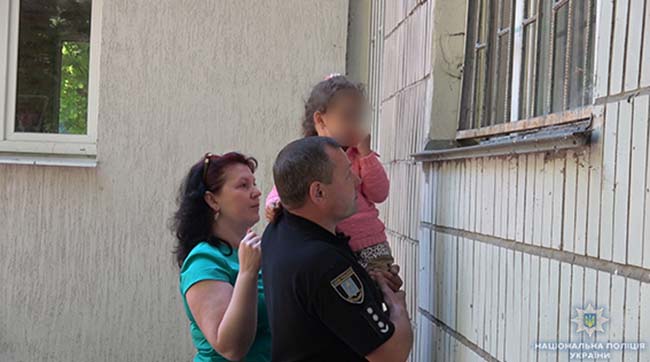 ​На Сумщині жінка погрожувала відтяти дитині голову, її затримали