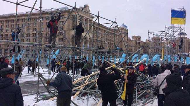 ​На Майдані мітингувальники розібрали конструкції «про перемогу діда»