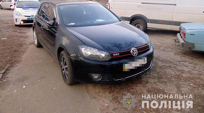 ​У Києві поліцейські затримали зловмисників за крадіжку коліс з автомобіля