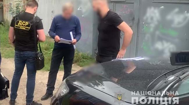 ​У Києві поліцейські затримали керівників комерційної структури, які вимагали 20 000 доларів США неправомірної вигоди