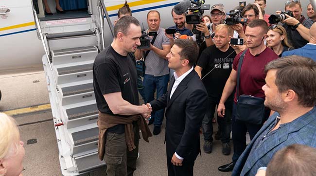 ​Украина громко и радостно встретила заложников. россия тихо и скромно - преступников