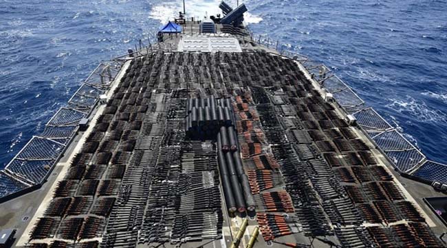 ​Військовий крейсер США затримав судно з незаконним вантажем російської та китайської зброї